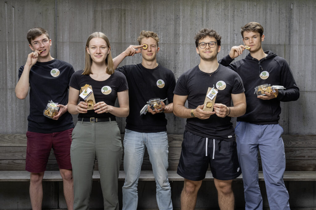 frucht-X	gewinnt	Nachhaltigkeitsaward
Das	Start-up	«frucht-X»	wurde	im	Rahmen	des	YES	Company	Programmes	unter	180	
Miniunternehmen	aus	der	ganzen	Schweiz	mit	dem	Coop-Nachhaltigkeitsaward	ausgezeichnet.	
Leonhard	Kick,	CEO	des	Start-ups	und	Schüler	an	der	Kantonsschule	am	Burggraben,	ist	stolz	auf	die	
Auszeichnung.
Nachhaltigkeit
«Von	Anfang	an	war	es	unser	grosses	Ziel,	mit	unserem	Startup	frucht-X etwas	Positives	in	der	
Gesellschaft	zu	bewegen.	Dass	wir	nun	aus	180	Miniunternehmen	mit	dem	Coop	NachhaltigkeitsAward	2021	ausgezeichnet	wurden,	macht	uns	sehr	stolz.	Endlich	haben	wir	den	Beweis	für	unsere	
Philosophie,	dass	Nachhaltigkeit	ein	Unternehmen	nicht	bremst.	Nachhaltigkeit	hat	im	Gegenteil	
enorm	positive	Auswirkungen	für	den	Unternehmenserfolg,	speziell	auf	lange	Sicht»,	so	Leonhard	
Kick.	Gefeiert	haben	er	und	seine	Teamkollegen	Miriam	Keller,	Anduel	Hoxha,	Tobias	Lippunner	und	
Nicolai	Hutter	den Gewinn	mit	ihren	eigenen	Trockenfrüchten,	alkoholfreiem	Champagner	und	
Musik. «Dieser	Award	und	das	positive	Feedback	unserer	Kunden	beflügelt	uns	nun	zu	neuen	
Bestleistungen	und	wir	wollen	mit	unserer	Vision	fortfahren,	die	Lebensmittelbranche	
umweltfreundlicher	zu	gestalten»,	so	das	Team.	Von	ihren	Lehrern	im	Freifach	«Sustainable	Startup»	hätten	sie	sehr	positive	Rückmeldungen	erhalten.	Ebenso	von	ihren	Mentoren	der	YES	Company	
Programme,	in	deren	Rahmen	die	Kantischüler	«frucht-X»	gründeten.
Die frucht-X	Mischung
Durch	das	Verwenden	von	seltenen	Pro-Specie-Rara-Zutaten	werden	alte,	vom	Aussterben	bedrohte	
Kultursorten	gefördert.	Alle	fünf	Apfelsorten	und	eine	der	drei	Baumnusssorten	in	der	Mischung	
haben	eine	Verifizierung	dieses	Siegels.	Die	Aronia-Beeren	tragen	eine	Bio-Zertifizierung	und	
stammen	wie	die	anderen	Zutaten	von	frucht-X	von	einem	regionalen	Bauernhof.	Die	Produkte	sind	
auf	der	Website	frucht-x.ch	und	in	verschiedenen	regionalen	Läden	wie	im	RegioHerz	und	in	der	
Landi	Goldach	erhältlich.